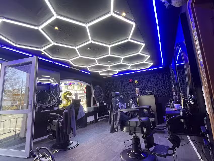 Kardoch Barbershop mit modernem Herrenschnitt und Barbershop-Atmosphäre
